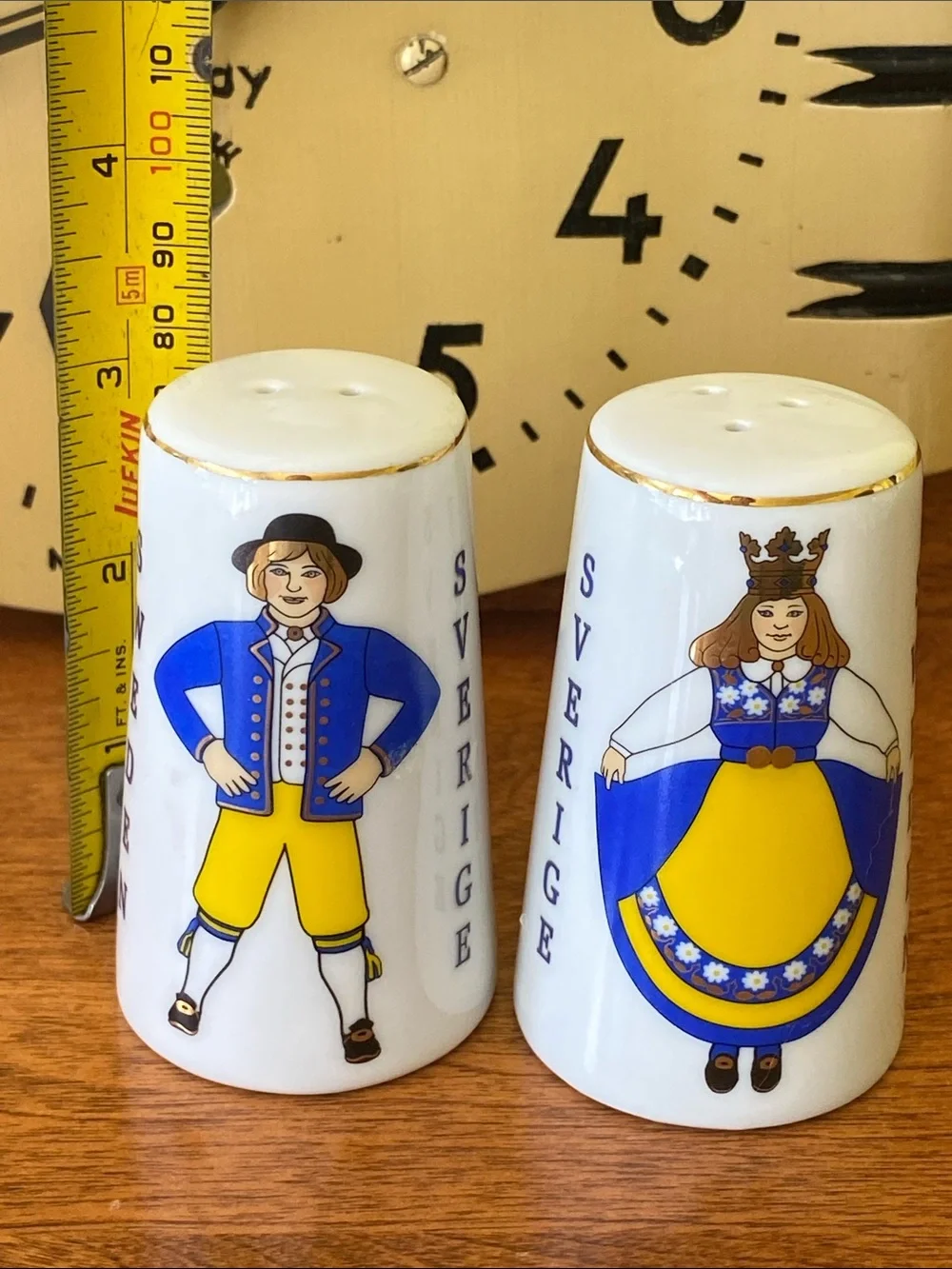 Salt Pepper Shaker Sweden Schweden Traditional Costume Gold Trim - Picture 7 of 7
